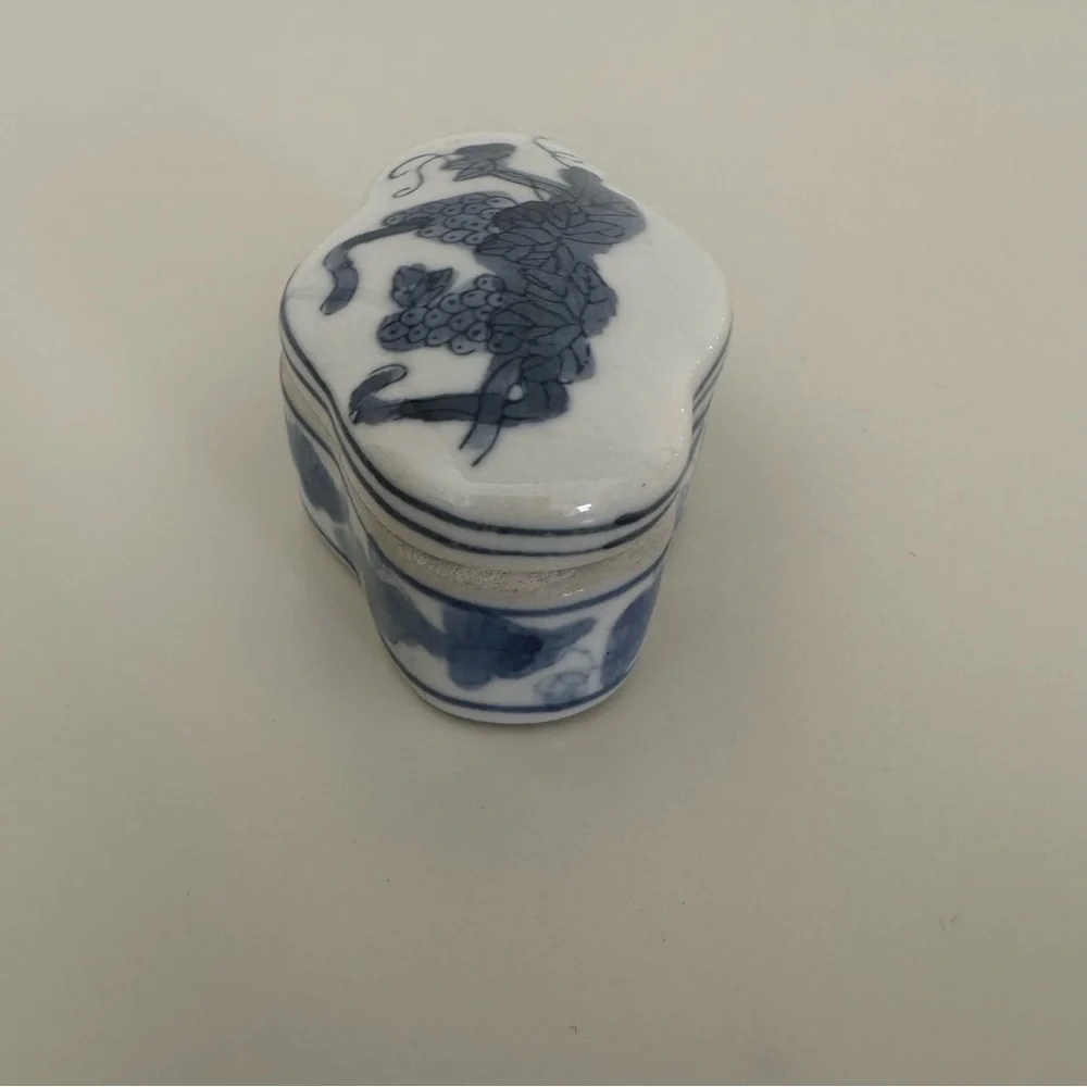 Vintage Williams Sonoma Chinoiserie Small Rounded Box in Blue and White